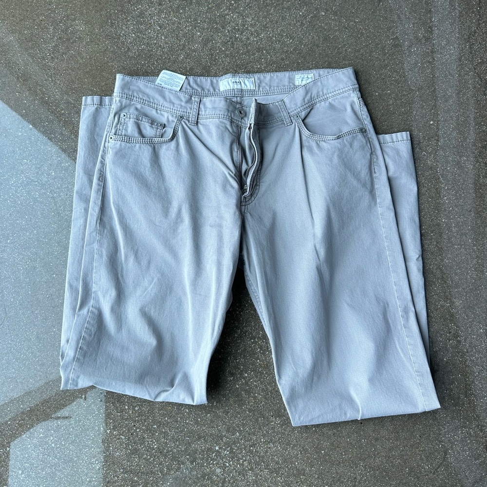 Brax Men’s lightweight pant in light grey/stone 35x32